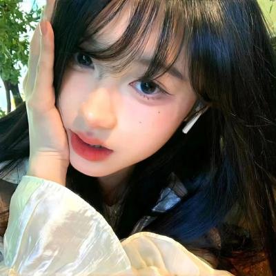 黑白照片的少女